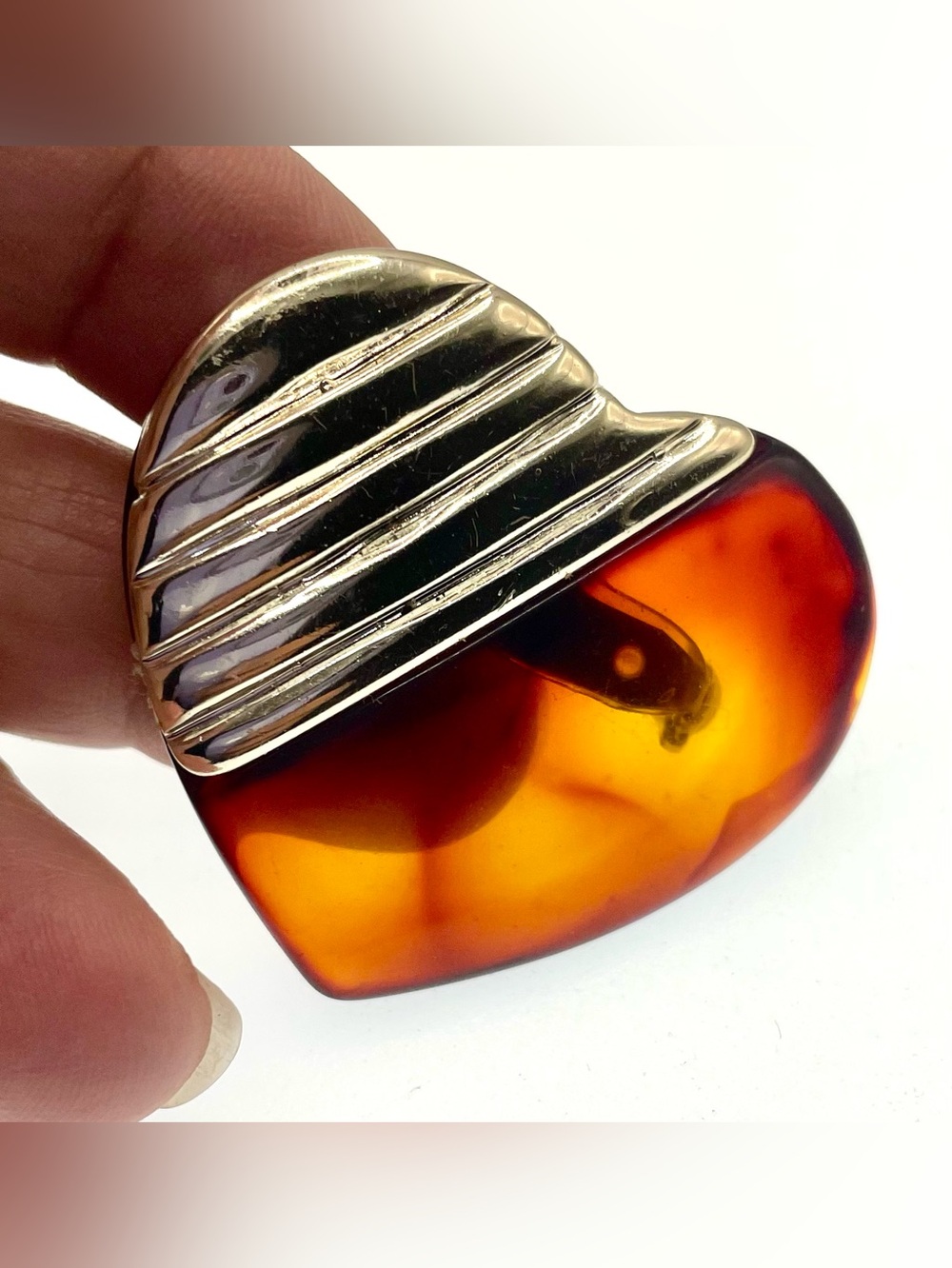 Vintage Tortoise Lucite Heart Brooch Pale Gold Tone Modernist Pin - Picture 3 of 7